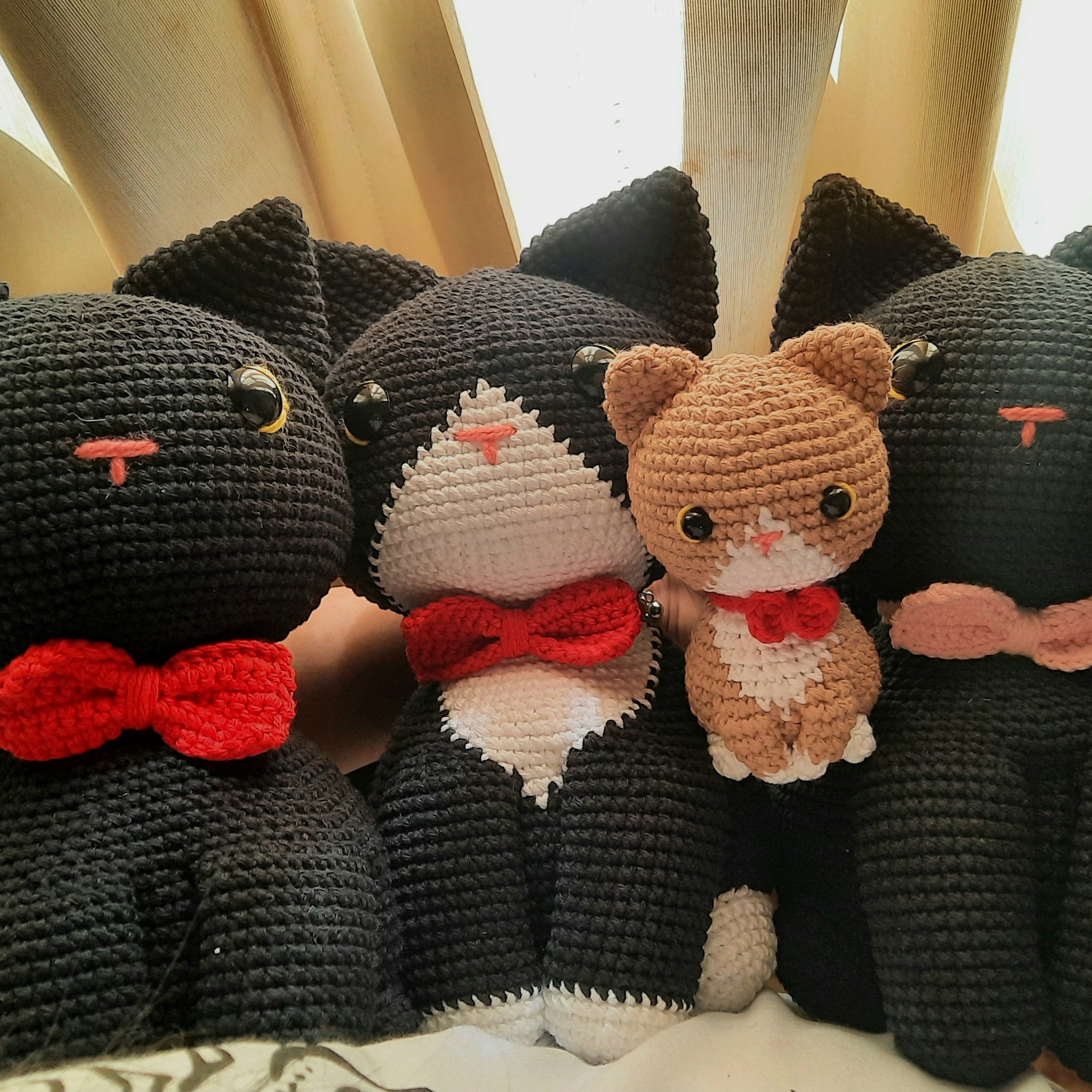 imagen de varios gatos a crochet